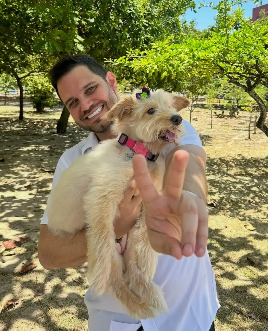 Malory segura a cadela Princesa no colo