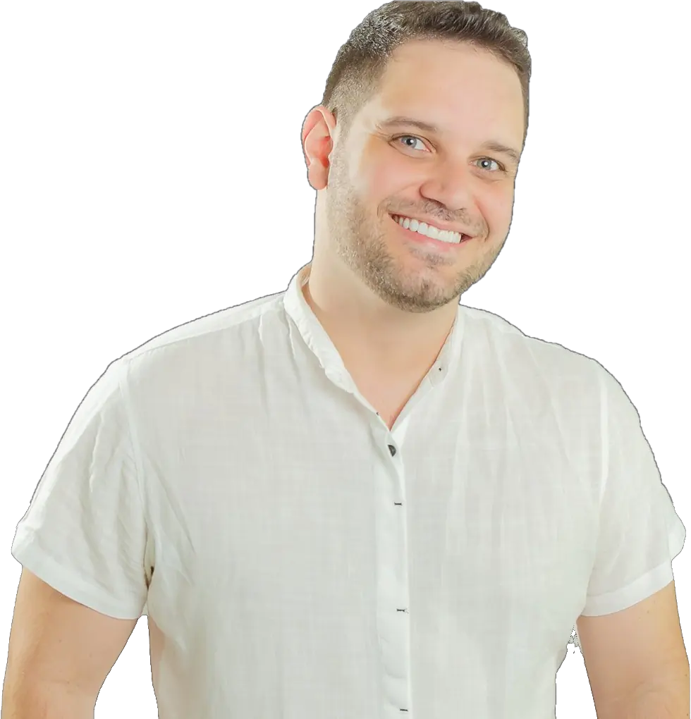 Malory sorrindo, de camisa branca